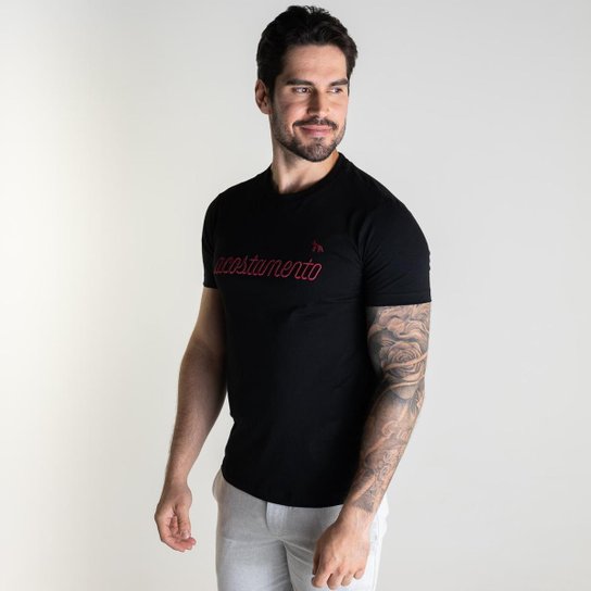 Camiseta Acostamento Preta Embroidery Bordô