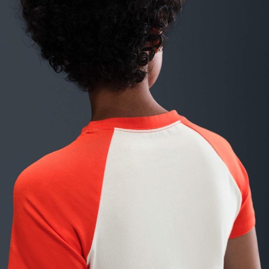 Camiseta Nike Sportswear Chill Knit Feminina