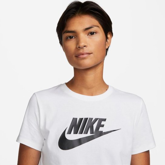 Camiseta Nike Sportswear Essentials Feminina